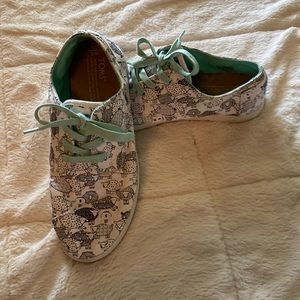 Toms sheep print shoes size 8